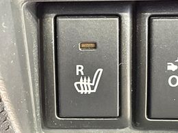 【シートヒーター】寒い日に重宝するシートヒーター！エアコンより早く温まってくれるので寒がりの人も安心ですね♪エアコンの温風は乾燥するから苦手、という方にもをおすすめです。