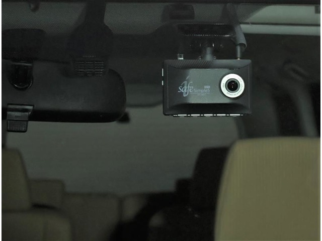 ドライブレコーダー装備：車の走行中の主に外観を中心に記録する撮影機材です！交通事故発生時の責任の所在を明確にしたり、観光等を記録するのにも役立ちます！