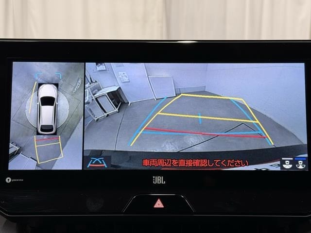 パノラミックビューモニターシステムが付いているので車の上から見た映像が確認できますよ。　一目で車両周辺の情報を確認できますが、直接安全をご確認下さい。