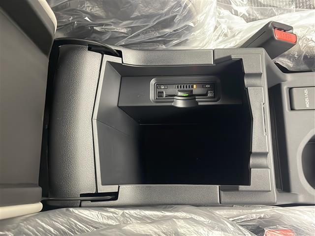 【ETC】有料道路を利用する際に料金所で停止することなく通過できる、ETC車載器（ノンストップ自動料金収受システム機器）が装備されています。セットアップを行うことで利用可能になります。