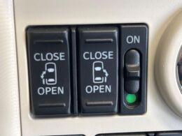 【両側電動スライドドア】運転席/助手席側とも電動スライドドアを装備。お子様の乗降りやお買い物の荷物の積み降ろしにも便利！さらに挟みこみ防止機構付きで安心です。