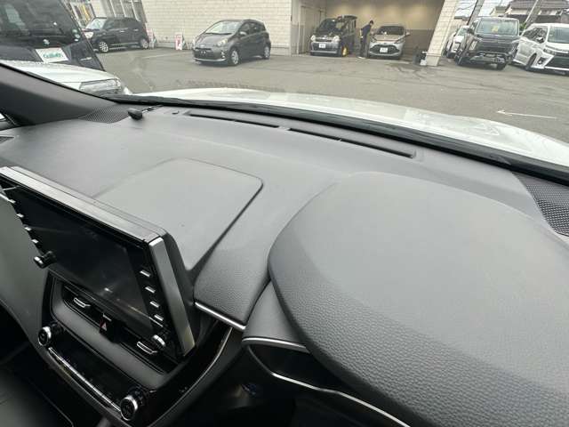 運転席周りのスイッチ類になります。様々な装備がついておりますので、ご不明な点があれば、いつでもお問い合わせお待ちしております。