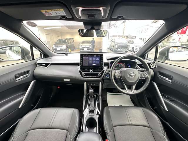 【前席全体】シンプルかつ機能的な内装です。