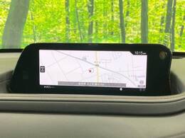 【8.8インチマツダコネクト】車内の雰囲気にマッチした大型のディスプレイ。スマホ接続でのナビ使用やBluetooth再生等、様々な機能が楽しめます。直感的なダイヤル操作が可能で、使い勝手も良好です。