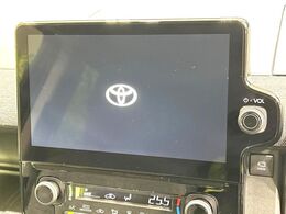 【10.5インチナビ】高級感とインパクトのある大画面ナビを装備。各種オーディオ操作はもちろん、スマホ連携もできる利便性の高いナビです♪