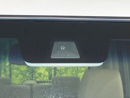 【ホンダセンシング】走行中に前方の車両等を認識し、衝突しそうな時は警報とブレーキで衝突回避と被害軽減をアシスト。より安全にドライブをお楽しみいただけます。