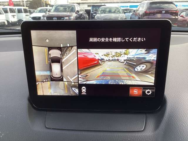 360°ビューモニターでは前後左右4つのカメラ映像をさまざまな走行状況に応じて切り替えてセンターディスプレイに表示することで、駐車時や狭い道でのすれ違い時、見通しの悪い交差点進入時でも安心感を高めます
