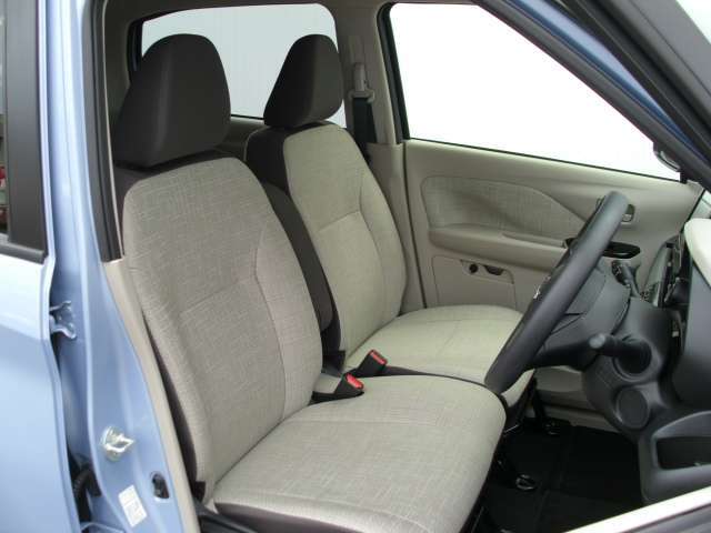 運転席まわりです。実際に座ってみて、乗り心地を体験してみてください,視界も良好です