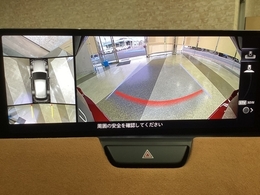 狭い場所での駐車やすれ違いなどでより的確な運転操作に役立つ360°ビューモニターが装備されています。
