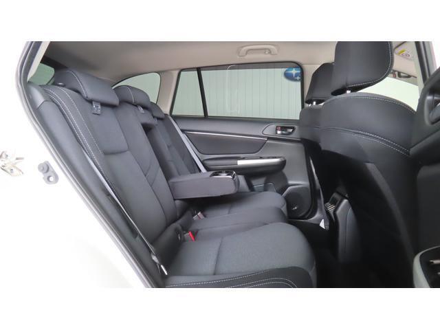 リヤシートセンターアームレストにはカップホルダーが2個装備されています。つやのあるピアノブラック調パネルと金属調アクセントが使用され、質感の高い仕上がりです。