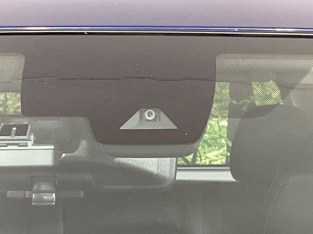 【エマージェンシーブレーキ】走行中に前方の車両等を認識し、衝突しそうな時は警報とブレーキで衝突回避と被害軽減をアシスト。より安全にドライブをお楽しみいただけます。