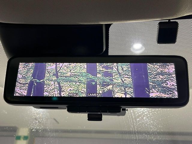 【インテリジェントルームミラー】後席の大きな荷物や同乗者で後方が確認しづらい時でも安心！カメラが撮影した車両後方の映像をルームミラー内に表示。クリアな視界で状況の確認が可能です！
