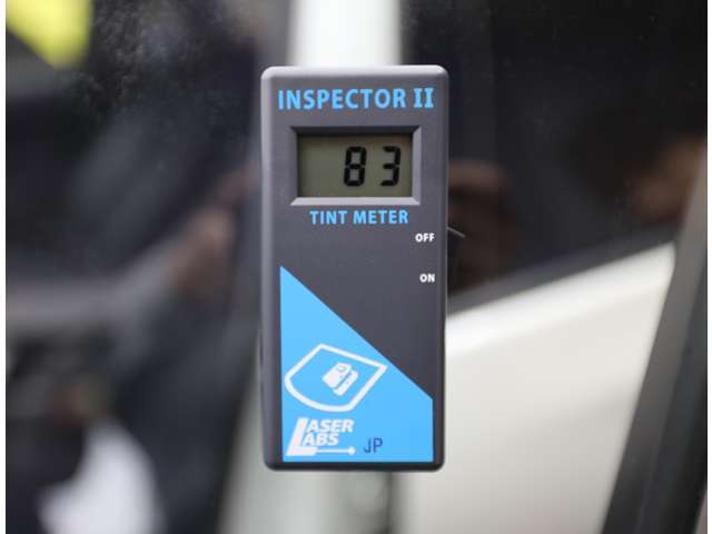 弊社では、施工前に透過率測定を行っております。（フロント3面は透過率70％以上ではないと車検通りません。）