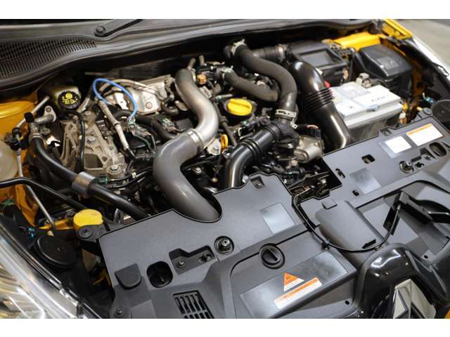 エンジンルーム内の清掃も欠かさず行っております。年数の立っている車両でもしっかりときれいに仕上がるモノのみを在庫にしております、