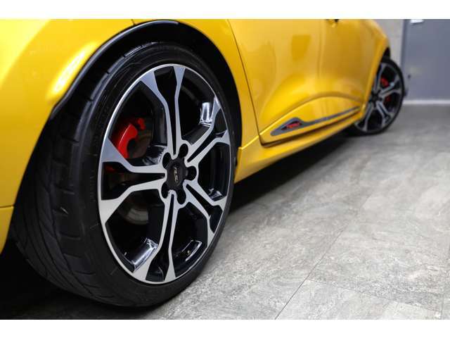 オートローンのお取り扱いもございます。お支払い回数は120回までご利用いただけます。また、複数の信販会社と提携しておりますので、簡単な情報のみで審査可能です。