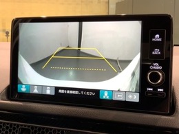 リバースギアに入れるだけで後方の表示へ切り替わります。夜間や雨の日の駐車も楽になりますよ。