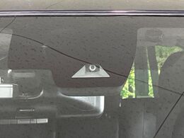 【インテリジェントエマージェンシーブレーキ】フロントカメラで前方の車両や歩行者を検知。衝突しそうな時は衝突被害軽減ブレーキが作動、衝突回避をサポート。より安全にドライブをお楽しみいただけます。