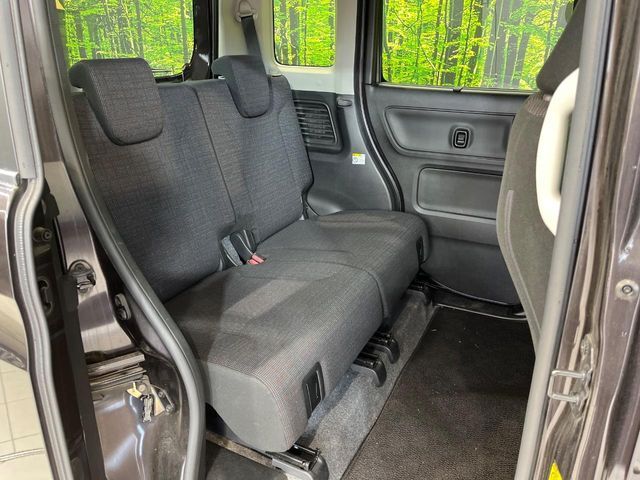 後部座席も気になるようなキズ・汚れやへたり等、大きなダメージはなく、良好な状態です。