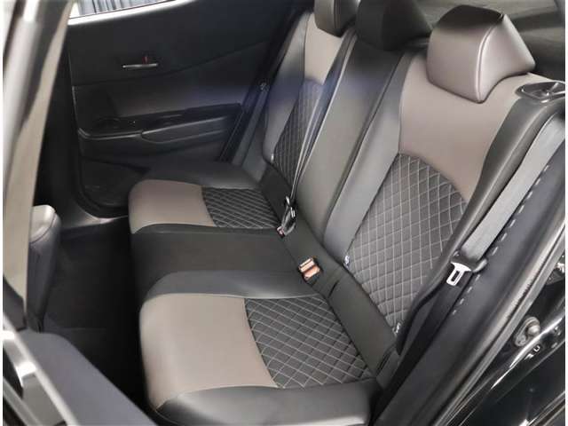 このお車の魅力は運転席だけではありません！！リア席もございます。ぜひ一度ご来店の上、体感してみてください！！