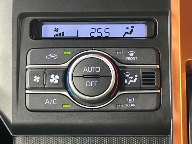 【オートエアコン】一度お好みの温度に設定すれば、車内の温度を検知し風量や温度を自動で調整。暑い…寒い…と何度もスイッチ操作をする必要はありません。快適な車内空間には必須の機能ですね♪