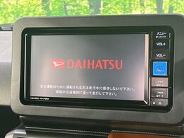 【純正ナビ】人気の純正ナビを装備しております。ナビの使いやすさはもちろん、オーディオ機能も充実！キャンプや旅行はもちろん、通勤や買い物など普段のドライブも楽しくなるはず♪
