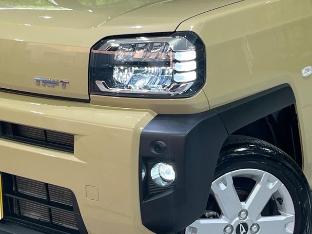 【LEDヘッドライト】悪天候や夜間走行時も良好な視界を確保し安心して運転できる高輝度LEDヘッドライトを装備！点灯速度が早く、消費電力も抑えられています。