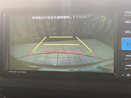 【バックカメラ】駐車時に後方がリアルタイム映像で確認できます。大型商業施設や立体駐車場での駐車時や、夜間のバック時に大活躍！運転スキルに関わらず、今や必須となった装備のひとつです！