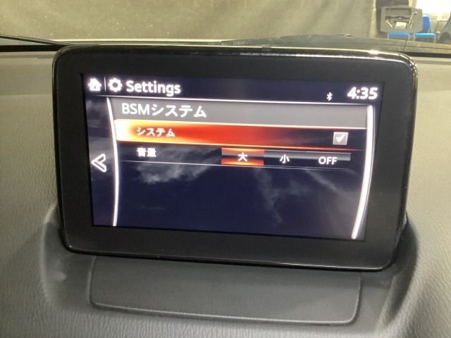 後方左右の死角に入ってしまった車両をセンサーが感知しドライバーにお知らせしてくれるブラインドスポットモニタリングシステム。高速の合流などでも安心できます。