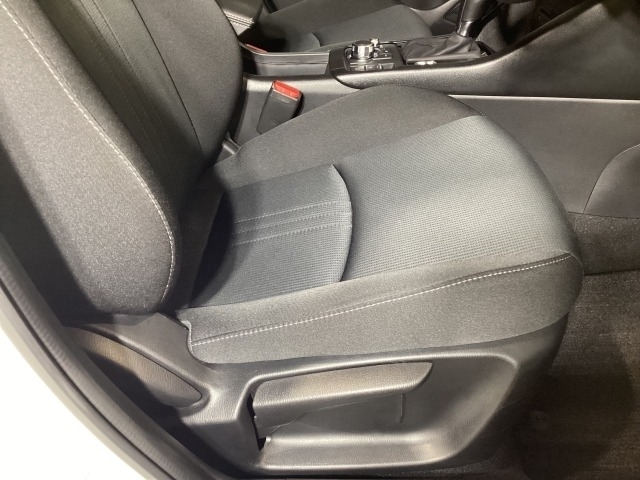 運転席にはドライバーの体型や好みに応じて前後方向だけでなく、高さの調整ができるシートリフターを装備！
