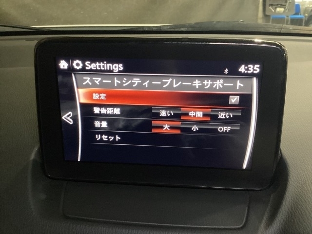 低速走行時に前方の障害物を検知して、衝突被害を軽減してくれるスマート・シティ・ブレーキ・サポートを装備！アクセルとブレーキの踏み間違えなどの急加速を抑制してくれる心強い装備です。