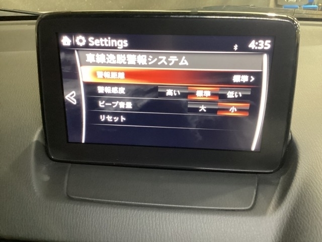 車線から逸れないようステアリングをアシスト♪車両が車線を踏み越えそうであると判断すると、ステアリングの振動・ビープ音により警告。ドライバーの素早い回避操作をサポート致します。
