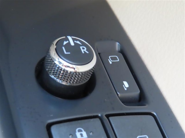 日本の駐車場は幅が広くないところが多くて、乗り降りが大変だったりしますよね。電動ミラーがあれば、室内でミラーをたためるので、駐車するときも便利ですね。