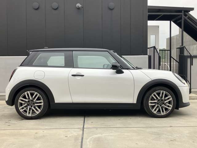 ご納車後も全国約200拠店のMINI正規ディーラーサービス工場にて保証対応いたします。お近くのMINI正規ディーラーをご案内の上、アフターメンテナンスをお受け頂けますので、安心してお乗りいただけます！！