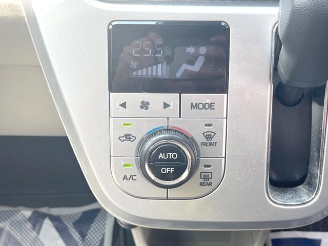 【オートエアコン】一度お好みの温度に設定すれば、車内の温度を検知し風量や温度を自動で調整。暑い…寒い…と何度もスイッチ操作をする必要はありません。快適な車内空間には必須の機能ですね♪