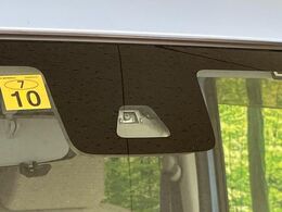 【スマートアシスト】走行中に前方の車両等を認識し、衝突しそうな時は警報とブレーキで衝突回避と被害軽減をアシスト。より安全にドライブをお楽しみいただけます。