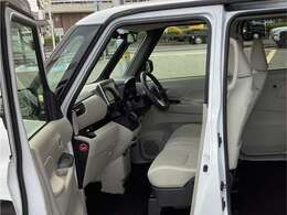 大きなベンチシートで足元もヒロビロ■大型シートで座り心地は快適♪中央にはアームレストが付いてゆったりドライブ♪　シートヒーター（運転席＆助手席）装備(*^-^*)