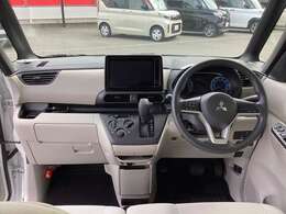 シフトレバーをダッシュパネルセンターに装備。運転席、助手席の足元すっきり！