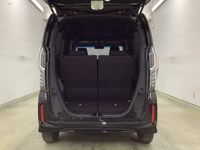 開口部も広く荷物の積み下ろしもしやすいお車となっております。床下にも収納スペースがあります。