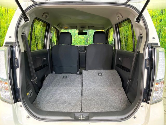普段のお買い物や通勤、送迎等に十分な荷室スペースを確保しております。セカンドシートを倒すと、大きな荷物の積載も可能です♪