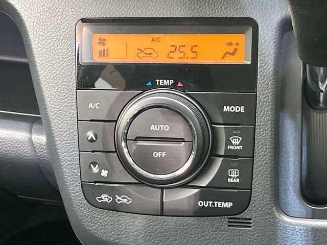 【オートエアコン】一度お好みの温度に設定すれば、車内の温度を検知し風量や温度を自動で調整。暑い…寒い…と何度もスイッチ操作をする必要はありません。快適な車内空間には必須の機能ですね♪