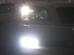 高光度LEDポジションランプ＆LEDフォグランプの点灯写真です。COOLな煌めくホワイト光でナイトドライブを楽しめます。