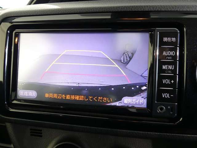 バックガイドモニター付き。車両後方の映像をナビ画面に表示し、駐車などの後退操作をサポートします。