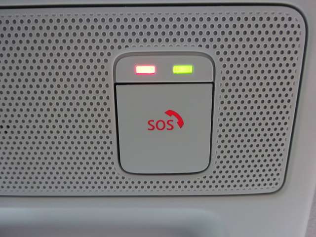 急病時や危険を感じた時、SOSコールスイッチを押すと専門のオペレータに繋がって、警察や消防への連携をサポートしてくれます。また、万が一の事故発生時には、エアバッグ展開と連動して自動通報します。別途契約要