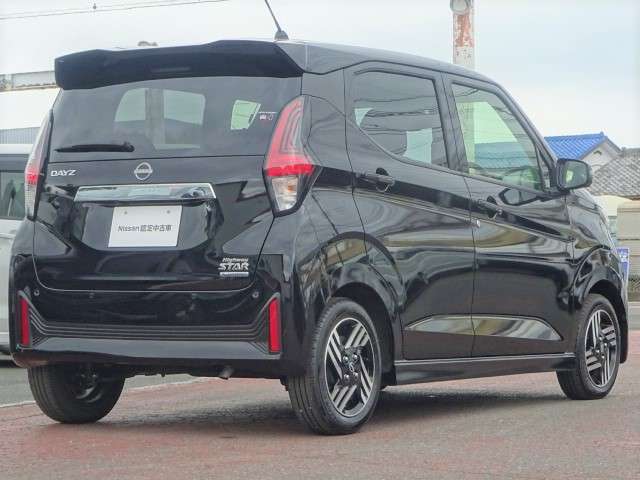12か月点検は、「走る、曲がる、止まる」という車の基本性能にかかわる機能や状態をチェックするとともに分解整備を行います。高温や高回転といった過酷な状況にさらされている、車の内部の見えない所をチェック。