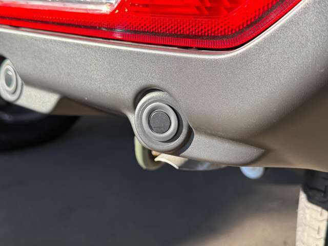 【クリアランスソナー】車体に取り付けられた複数のセンサーにより、車の前後の様子を検知し、障害物が近づくと運転席のメーター画面でのディスプレイ表示やブザーで知らせてくれ安心♪