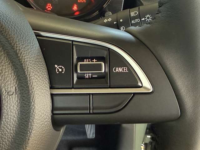 【クルーズコントロール】アクセルペダルを踏まずに一定の車速で走行できます。高速道路や加速・減速の繰り返しの少ない自動車道などで便利です。