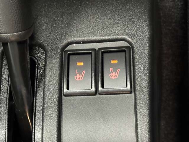 【シートヒーター】冬場にうれしいシートヒーター。寒い日のドライブも快適です。