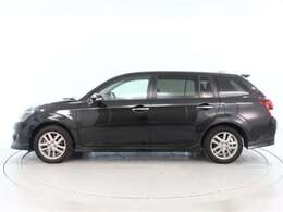 スポーティな印象を与える純正ホイールです。どこまでも走っていきたくなるようなデザインですね♪