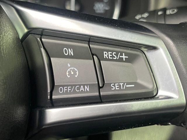 【クルーズコントロール】高速道路もラクラク走行。アクセルを離しても一定速度で走行ができ、長距離運転時の負担を軽減！加速・減速も簡単なスイッチ操作で調整できます。