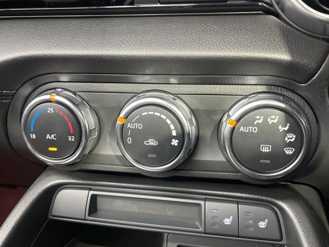 【オートエアコン】一度お好みの温度に設定すれば、車内の温度を検知し風量や温度を自動で調整。暑い…寒い…と何度もスイッチ操作をする必要はありません。快適な車内空間には必須の機能ですね♪